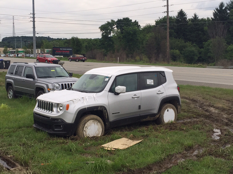 Illustration for article titled So how do the new Jeep Cherokee and Renegade do in the mud?